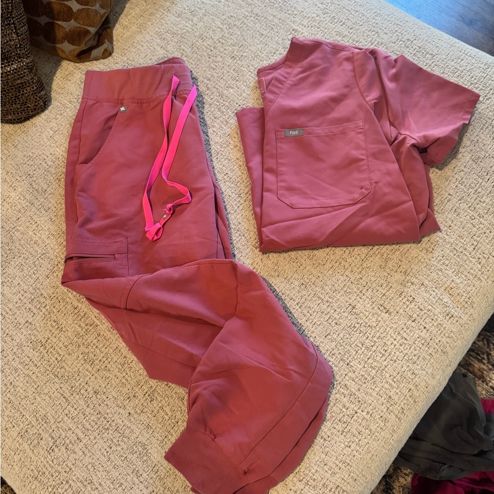 FIGS Women's Quartz Breast Cancer Scrub Set- Small